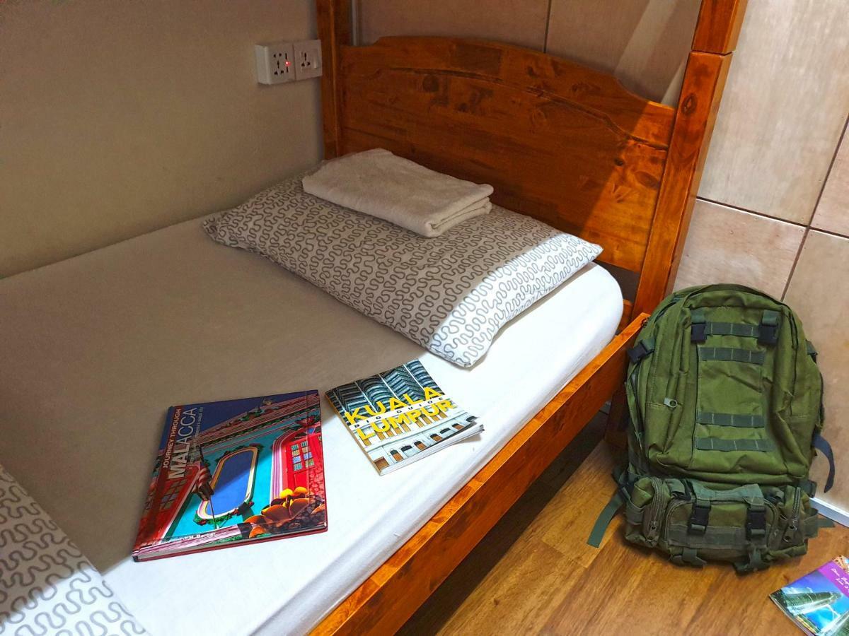 Klbackpacker.Com Vandrarhem Kuala Lumpur Exteriör bild